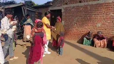 प्रतापपुर: समाजसेवी विकाश कुमार विक्कू ने प्रतापपुर, रामपुर और बभने पंचायत में बांटे सैंकड़ों कंबल व तिलकुट