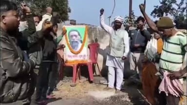 बेरमो: कारो बस्ती में पूर्व सीएम स्वर्गीय शिबू सोरेन की 82वीं जयंती पर श्रद्धांजलि सभा का आयोजन