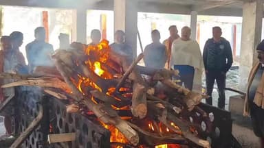 ବରଗଡ: ବରଗଡ଼ ବିଧାୟକ ଜିରା ନଦୀ ସ୍ଥିତ ସ୍ଵର୍ଗଦ୍ଵାରରେ ବିଜେପି ରାଜ୍ୟ କାର୍ଯ୍ୟ ପରିଷଦ ସଦସ୍ୟଙ୍କ ସାନ ଭାଇଙ୍କ ଅନ୍ତିମ ସଂସ୍କାରରେ ହେଲେ ସାମିଲ