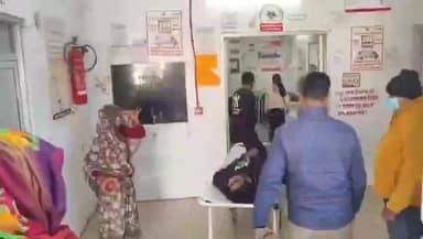 महोबा: कबरई में दो दिन से खड़े ट्रक में अज्ञात युवक अचेत पड़ा मिला, पुलिस ने उसे अस्पताल में भर्ती कराया