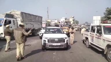 ਪਠਾਨਕੋਟ: ਅੱਜ ਮਲਕਪੁਰ ਵਿੱਚ ਟਰੈਫਿਕ ਪੁਲਿਸ ਵੱਲੋਂ ਨਾਕਾ ਲਗਾ ਕੇ ਆਉਣ ਜਾਣ ਵਾਲੇ ਵਾਹਨਾਂ ਦੀ ਕੀਤੀ ਗਈ ਚੈਕਿੰਗ।