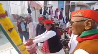 चकिया: चकिया में सपा ने बूथ प्रभारियों का सम्मान और प्रशिक्षण शिविर आयोजित किया