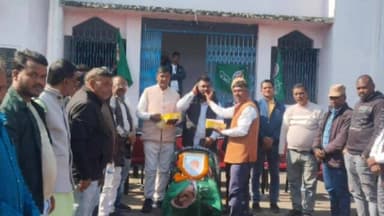 लावालौंग: टाउन हॉल परिसर में झारखंड मुक्ति मोर्चा के कार्यकर्ताओं ने दिशोम गुरू स्व० शिबू सोरेन की जयंती मनाई