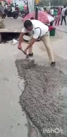 రోడ్డు మరమ్మతులు చేసిన కాజీపేట ట్రాఫిక్ పోలీసులు వీడియో సోషల్ మీడియాలో వైరల్ గా మారింది