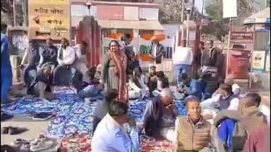 सिमरिया: पोस्ट ऑफिस चौक के पास कांग्रेस कार्यकर्ताओं ने मनरेगा बचाओ संग्राम को लेकर एक दिवसीय धरना दिया