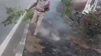 నల్గొండ: పెద్ద కాపర్తి సమీపంలోని జాతీయ రహదారిపై డివైడర్ మధ్యలో మంటలు