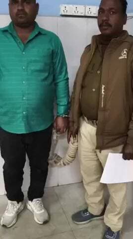 ताजपुर: ताजपुर थाना क्षेत्र के एक गांव से पुलिस ने एक व्यक्ति को शराब के मामले में किया गिरफ्तार