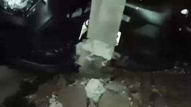 ಹಾಸನ: ಚಾಲಕನ ನಿಯಂತ್ರಣ ತಪ್ಪಿ ವಿದ್ಯುತ್ ಕಂಬಕ್ಕೆ ಗುದ್ದಿದ ಕಾರು ಎಂಜಿ ರಸ್ತೆಯಲ್ಲಿ ಘಟನೆ