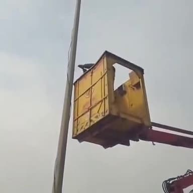 ਖਰੜ: ਨਗਰ ਕੌਂਸਲ ਵੱਲੋਂ ਫਲਾਈ ਓਵਰ ਤੇ ਚਾਈਨੀਜ ਡੋਰ ਦੇ ਮੱਦੇ ਨਜ਼ਰ ਲਾਈਟ ਦੇ ਪੋਲਾ ਨਾਲ ਬੰਨੀਆਂ ਗਈਆਂ ਲੋਹੇ ਦੀਆਂ ਤਾਰਾਂ