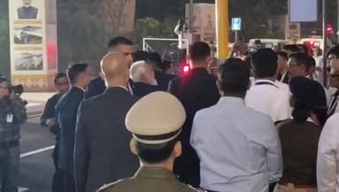 ગાંધીનગર: પ્રધાનમંત્રી નરેન્દ્ર મોદીએ મહાત્મા મંદિર મેટ્રો રેલ સ્ટેશનના ઉદઘાટન બાદ ધારાસભ્ય અને મેયરને પણ મળ્યા હતા