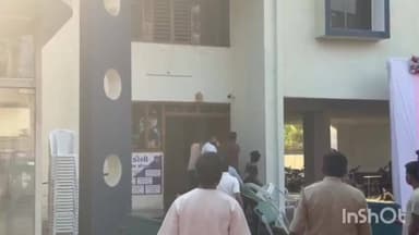 કતારગામ: સુરતના ડીંડોલી પોલીસ મથક ખાતે આજરોજ જૂની અદાવતમાં બે પક્ષો વચ્ચે બોલાચાલી બાદ મામલો ઉગ્ર બનતા મારામારી નો વિડીયો વાયરલ.