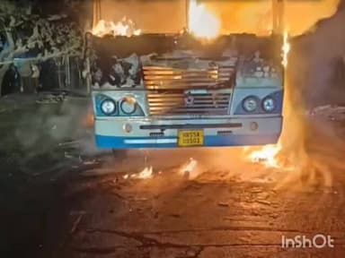 गुरुग्राम: गुरुग्राम में चलती रोडवेज बस में शॉर्ट सर्किट से आग, यात्रियों ने भागकर बचाई जान, टला बड़ा हादसा