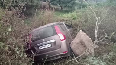 ஊத்தங்கரை: மிட்டப்பள்ளி அருகே ஓட்டுனரின் கவனக்குறைவால் சாலையோர பள்ளத்தில் கார் கவிழ்ந்து விபத்து