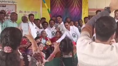 మంత్రాలయం: మంత్రాలయం మండలం కేంద్రం జిల్లా ఉన్నత పాఠశాలలో 1990- 91 10వ తరగతి పూర్వ విద్యార్థుల సమ్మేళనం సందర్భంగా గురువులకు సన్మానం