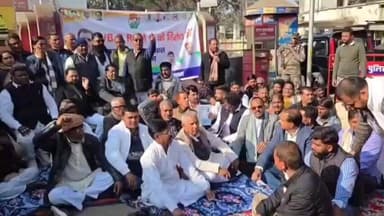 कोलेबिरा: मनरेगा बचाओ आंदोलन में कांग्रेस का धरना, गुरुजी शिबू सोरेन की प्रतिमा का अनावरण, कोलेबिरा विधायक शामिल