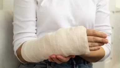 देहरादून: दून मेडिकल कॉलेज की इमरजेंसी में महिला दो घंटे तड़पती रही, टूटे हाथ का नहीं मिला इलाज