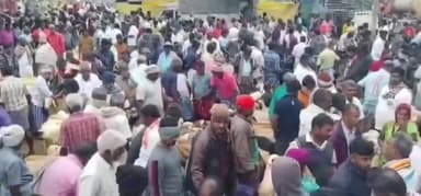 போச்சம்பள்ளி: பொங்கல் பண்டிகை முன்னிட்டு போச்சம்பள்ளி ஆட்டுச் சந்தையில் அமோக விற்பனை 3, கோடி ரூபாய்க்கு மேல் வர்த்தகம் நடைபெற்றதால் விவசாயிகள் மகிழ்ச்சி.