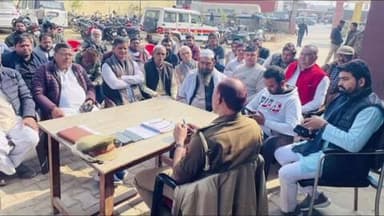 किरावली: किरावली थाना परिसर में सुरक्षा को लेकर पुलिस ने व्यापारियों के साथ की बैठक