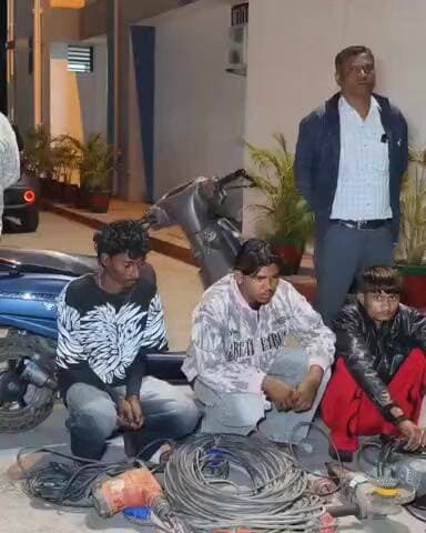 અડાજણ મધુવન સર્કલ પાસેથી મેટ્રો સ્ટેશનની કામગીરીમાં ઉપયોગમાં લેવાતા સામાનની ચોરી કરનાર ત્રણની ધરપકડ