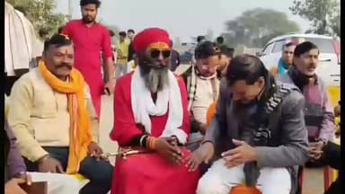 बबेरू: कमासिन कस्बे में शिव शक्ति अखाड़ा प्रमुख महंत मधुराम शरण शिवाजी के नेतृत्व में सशस्त्र सन्यासी पदयात्रा निकली