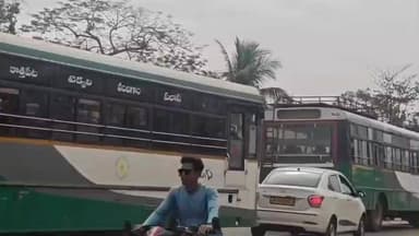 టెక్కలి: టెక్కలి పాత జాతీయ రహదారిపై ట్రాఫిక్ జామ్