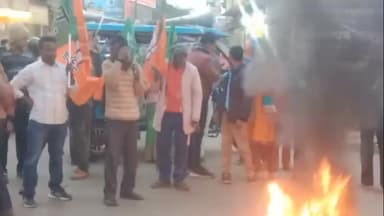 রাজনগর: শুভেন্দু অধিকারীকে হেনস্তার প্রতিবাদে রাজনগর চৌরাস্তা উত্তাল, টায়ার জ্বালিয়ে বিজেপির পথ অবরোধ, গ্রেপ্তারের দাবি