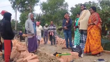 গোসাবা: কুমিরমারীর মাঝের পাড়ায় ৩৮৭ফুট কংক্রিটের রাস্তার কাজের সূচনা করলেন গ্রাম পঞ্চায়েতের প্রধান রবিবার দুপুর ১২টায়