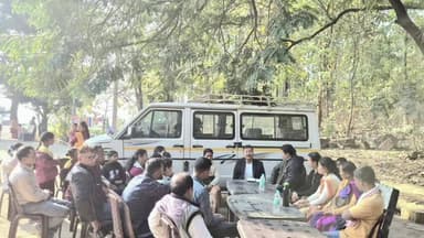 বিলাসীপাৰা ভাগ: পাগলা বাবা মন্দিৰত উপস্থিত হৈ ফুটকিবাৰী গাওঁ পঞ্চায়তৰ প্ৰতিনিধি সকলৰ হৈতে মত বিনিময় কৰে কেএচি চীফ জিবেশ ৰায়ে