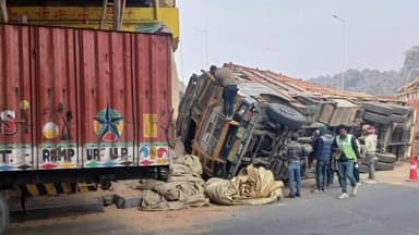 सहजनवा: कालेसर जीरो प्वाइंट पर भूसा लदा ट्रक पलटा, चालक-खलासी बाल-बाल बचे, घने कोहरे से हाईवे पर लगा जाम