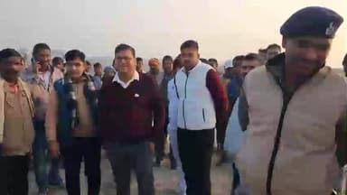 मनिहारी: कुटी घाट पर अवैध मिट्टी खनन का ग्रामीणों ने किया विरोध, प्रशासन और खनन विभाग ने मौके पर पहुंचकर खनन रुकवाया