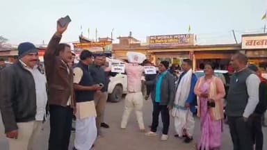 जशपुर: मुख्यमंत्री की धर्मपत्नी पर टिप्पणी के विरोध में आदिवासी समाज ने पूर्व मुख्यमंत्री भूपेश बघेल का किया पुतला दहन