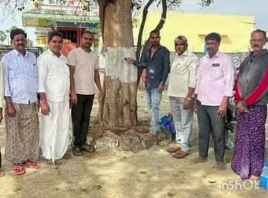 చెన్నారావుపేట: ధర్మరావుపేటలో రోడ్డుకు ఇరువైపున చెట్లు ఆక్రమణకు గురి కాకుండా వాటికి రంగులు వేసిన గ్రామపంచాయతీ సిబ్బంది