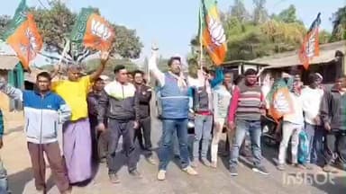 ইন্দপুর: শুভেন্দু অধিকারীর গাড়িতে হামলার প্রতিবাদে ইন্দপুরের ডাঙ্গারামপুরে বিজেপির পথ অবরোধ