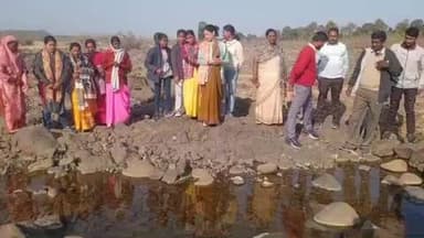 घुघरी: जल संचय की अनूठी पहल: जन अभियान परिषद ने घुघरी में किया स्वच्छता अभियान और बोरी बंधान