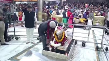 उज्जैन शहर: फिल्म अभिनेता आशीष विद्यार्थी ने विश्व प्रसिद्ध बाबा महाकाल मंदिर में किए दर्शन