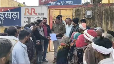 इंद्रगढ़: देईखेड़ा थाना क्षेत्र में बढ़ती चोरियों से आक्रोशित ग्रामीणों ने थाने पर प्रदर्शन कर ज्ञापन सौंपा