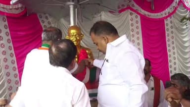 விருதுநகர்: ரயில் நிலையம் முன்பு காங்கிரஸ் கட்சி சார்பில் உண்ணாவிரத போராட்டம்