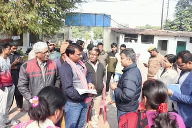 मण्डलायुक्त ने ममफोर्डगंज के सेंट जोसेफ गर्ल्स इण्टर कॉलेज में मतदाता केन्द्र का किया निरीक्षण, दिए आवश्यक दिशा-निर्देश