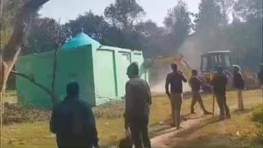 बलरामपुर: वनक्षेत्र उदईपुर गांव में 50 से 60 साल पुरानी अवैध मजार को बुलडोजर से ध्वस्त किया गया, पुलिस-प्रशासन ने की कार्रवाई
