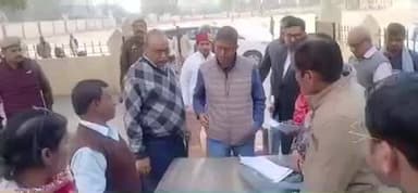 अकबरपुर: जिलानिर्वाचन अधिकारी ने अकबरपुर में मतदान केंद्रों का निरीक्षण किया, बीएलओ को दिए निर्देश