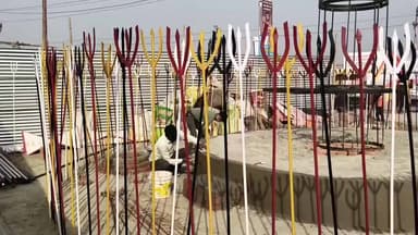 प्रयागराज, धर्म और आस्था की नगरी में अध्यात्म के अनेकों रंग देखने को मिल रहे हैं