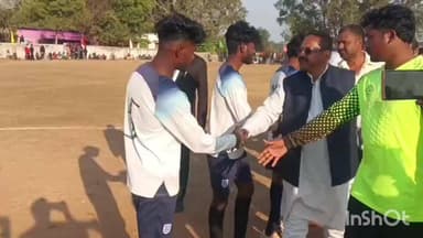 लुण्ड्रा: जनपद पंचायत परसोडी खुर्द के स्कूल ग्राउंड में फुटबॉल प्रतियोगिता के फाइनल मैच में मुख्य अतिथि प्रबोध मिंज शामिल हुए