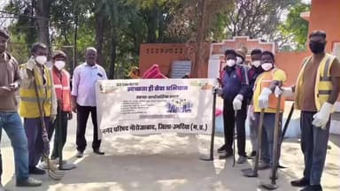 नौरोजाबाद: वार्ड नंबर 4 स्थित सिद्ध बाबा मंदिर में सार्वजनिक स्थल सफाई अभियान के अंतर्गत चलाया गया स्वच्छ अभियान