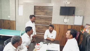 ಲಕ್ಷ್ಮೇಶ್ವರ: ಪಟ್ಟಣದಲ್ಲಿ ಸಾರ್ವಜನಿಕರ ಅಹವಾಲು ಸ್ವೀಕರಿಸಿದ ಶಾಸಕ ಡಾ. ಚಂದ್ರು ಲಮಾಣಿ