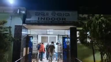 ପୋଲସରା: ଢୁଙ୍କାପଡା ଗ୍ରାମ ନିକଟ ରାସ୍ତାକଡ଼ରେ ବସିଥିବା ଦୁଇ ସମ୍ପର୍କୀୟ ଭାଇ ଙ୍କୁ ଧକାଦେଇ ଖାଲକୁ ଖସିଲା କାର, ଜଣେ ମୃତ,ଦୁଇ ଗୁରୁତର