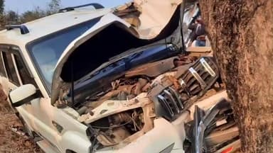 হুড়া: ভয়াবহ দুর্ঘটনার কবলে হুড়ার বিডিওর গাড়ি,জখম বিডিও সহ গাড়ির চালক