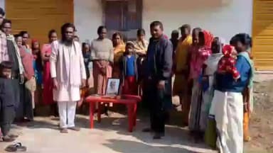 गुराबंदा: शिबू सोरेन की 82वीं जयंती पर भालकी पंचायत में सबर समुदाय के बीच लड्डू और कंबल का वितरण