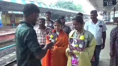திண்டுக்கல் கிழக்கு: தேசிய அளவிலான துப்பாக்கி சுடும் போட்டியில் வெள்ளிப் பதக்கம் வென்ற மாணவிகளுக்கு ரயில் நிலையத்தில் வரவேற்பு அளித்து பாராட்டு