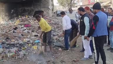 एगारकुंड: कुमारधुबी रेलवे ओवरब्रिज के नीचे जनसहयोग से श्रमदान, कचरे से मिलेगी मुक्ति