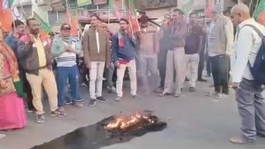 দেগঙ্গা: শুভেন্দুর কন ভয়ে হামলার প্রতিবাদে দেগঙ্গা বাজারের গিলে বেরিয়া মোড়ে টায়ার জ্বালিয়ে রাস্তা অবরোধ করে বিক্ষোভ বিজেপির